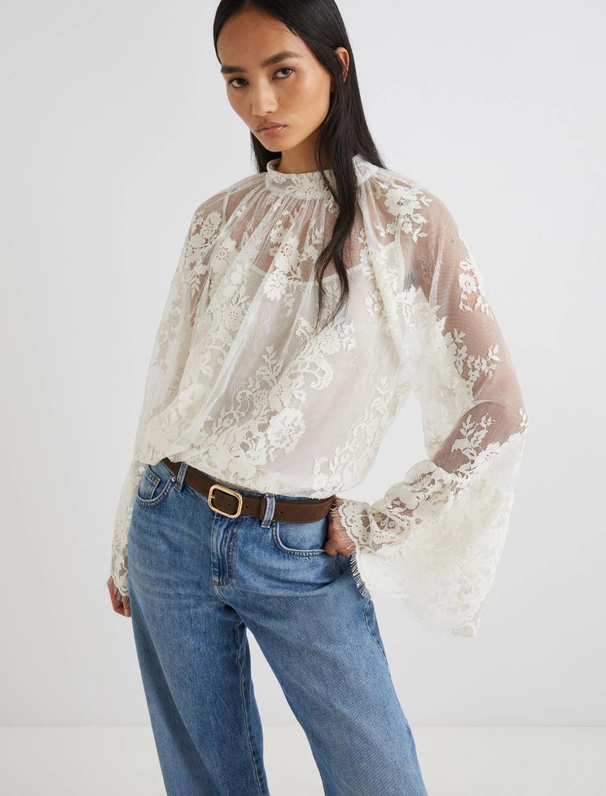BASCHI - Scalloped Chantilly lace blouse